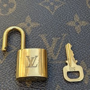 ⭐ #301 vintage Louis Vuitton padlock and ke